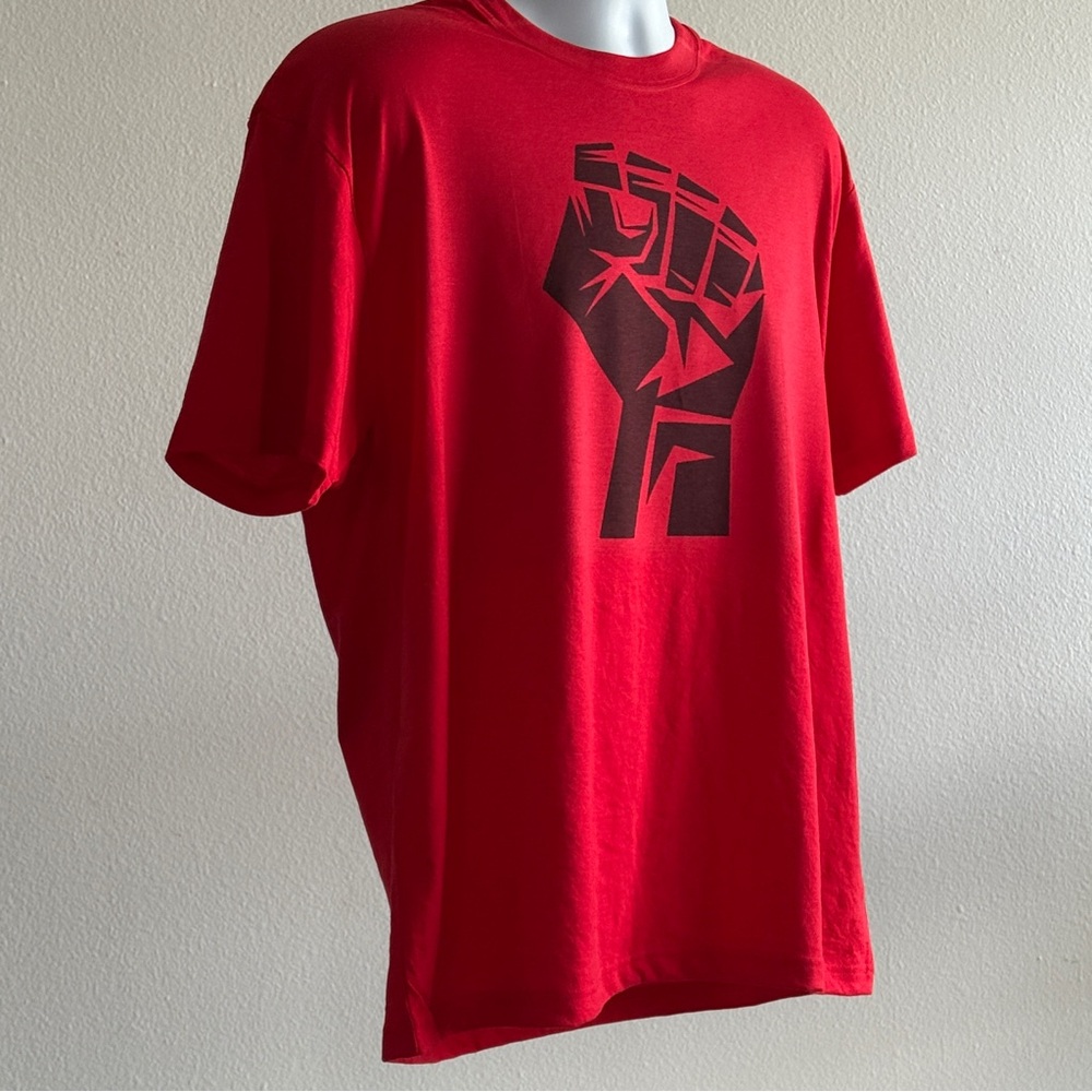 🔥🔥Irresistible Men's Red Short-Sleeve Graphic Tee with Black Fist Motif